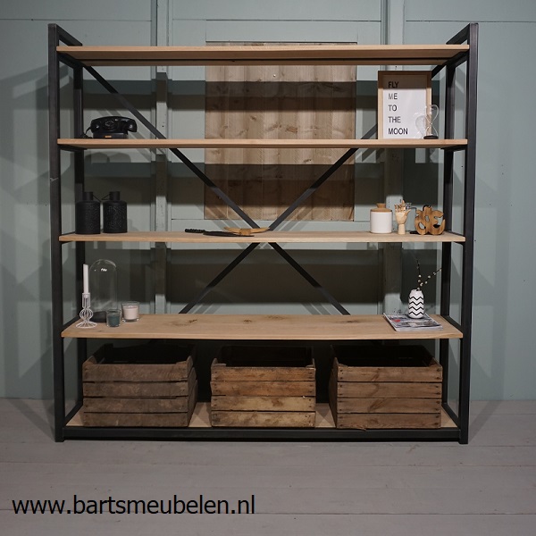 Boekenkast rustiek eikenhout en staal 2 op maat - Bartsmeubelen Boekenkast rustiek eikenhout en staal 2 op maat - Bartsmeubelen