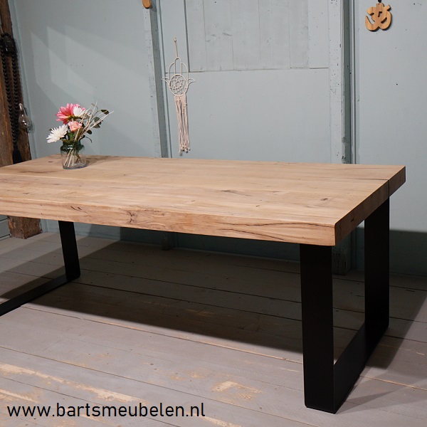 Vintage eikenhouten eettafel met stalen strip U onderstel Opgedikt tafelblad op maat met stalen stip onderstel voor
