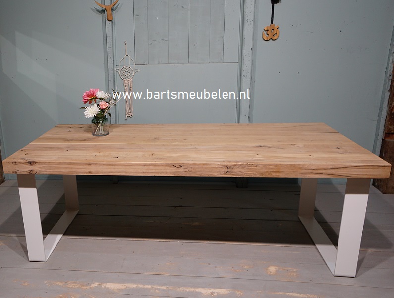 Vintage eikenhouten eettafel met stalen strip U onderstel Opgedikt tafelblad op maat met stalen stip onderstel voor