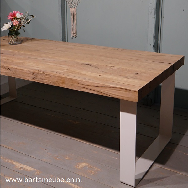 Vintage eikenhouten eettafel met stalen strip U onderstel Opgedikt tafelblad op maat met stalen stip onderstel voor