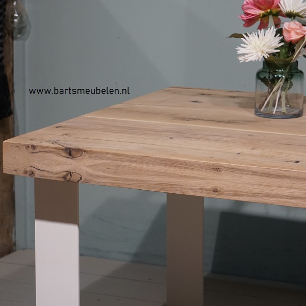 Vintage eikenhouten eettafel met stalen strip U onderstel Opgedikt tafelblad op maat met stalen stip onderstel voor