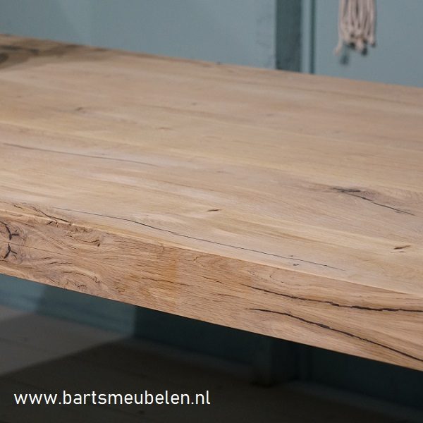 Vintage eikenhouten eettafel met stalen strip U onderstel Opgedikt tafelblad op maat met stalen stip onderstel voor