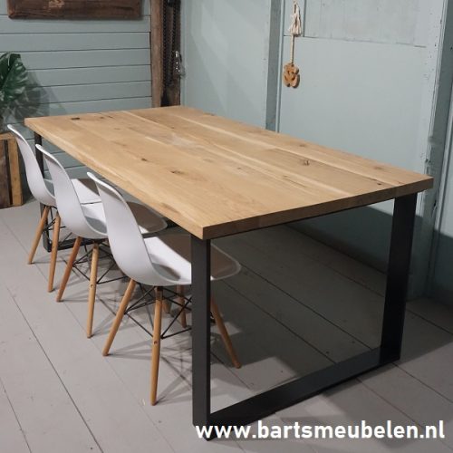 Rustiek eikenhouten eettafel met stalen strip U-onderstel Rustiek eikenhouten eettafel met stalen strip U-onderstel